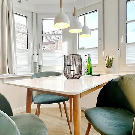 Luv &amp Lee, Whg 6 Westerland